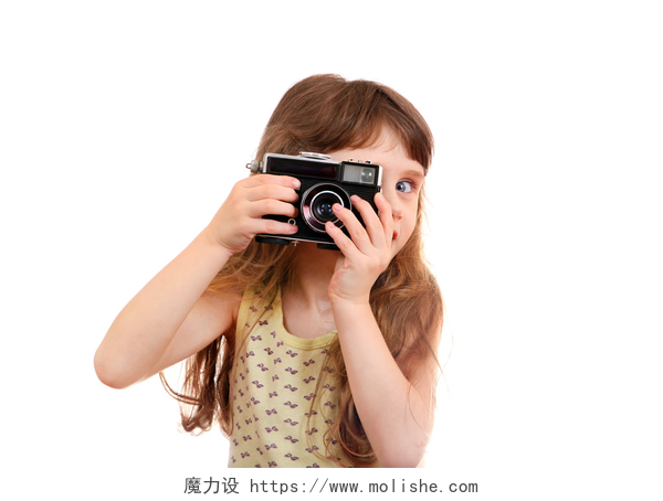 白色背景一个小女孩儿用复古胶片相机小女孩用照片相机